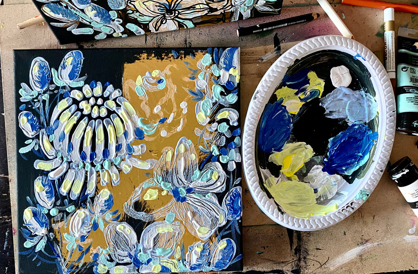 Abstraktion. Blumen auf Gold.Acryl