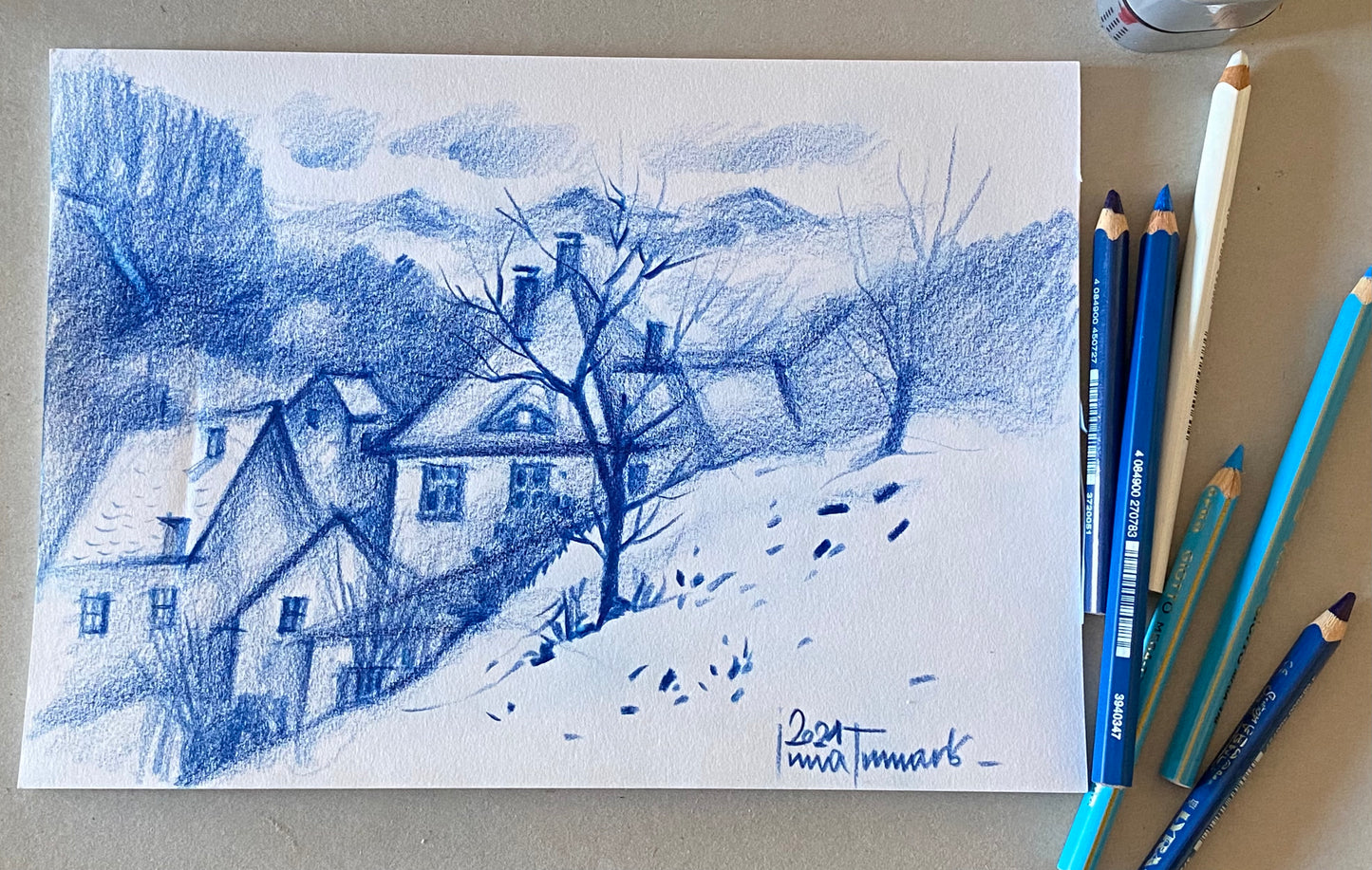 Blaue Landschaft. Malen mit Buntstiften