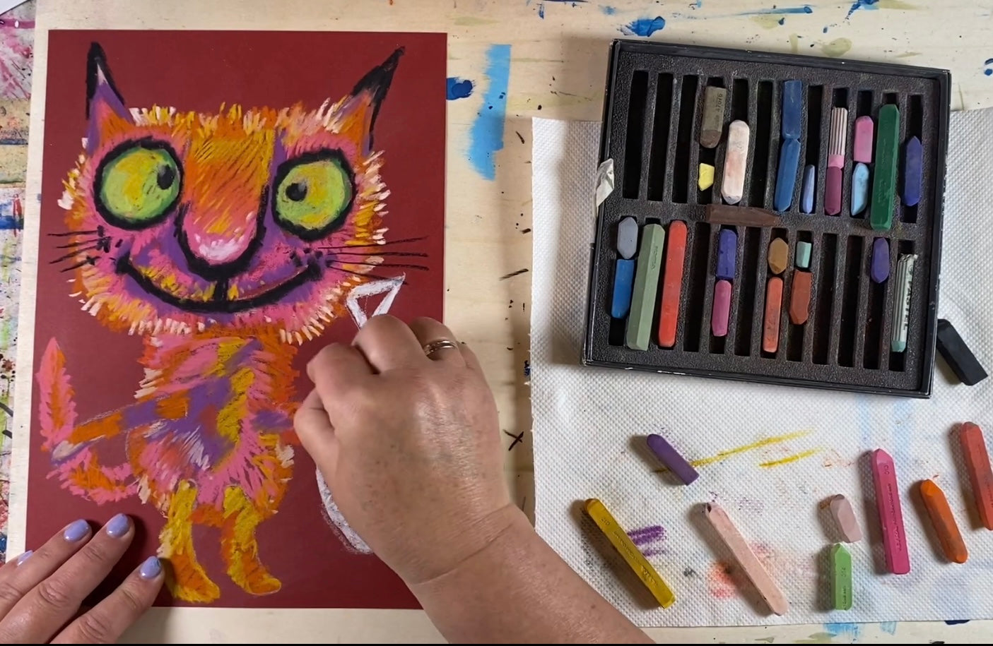Rote Katze mit seinem Lieblingsfisch. Trockenes Pastell